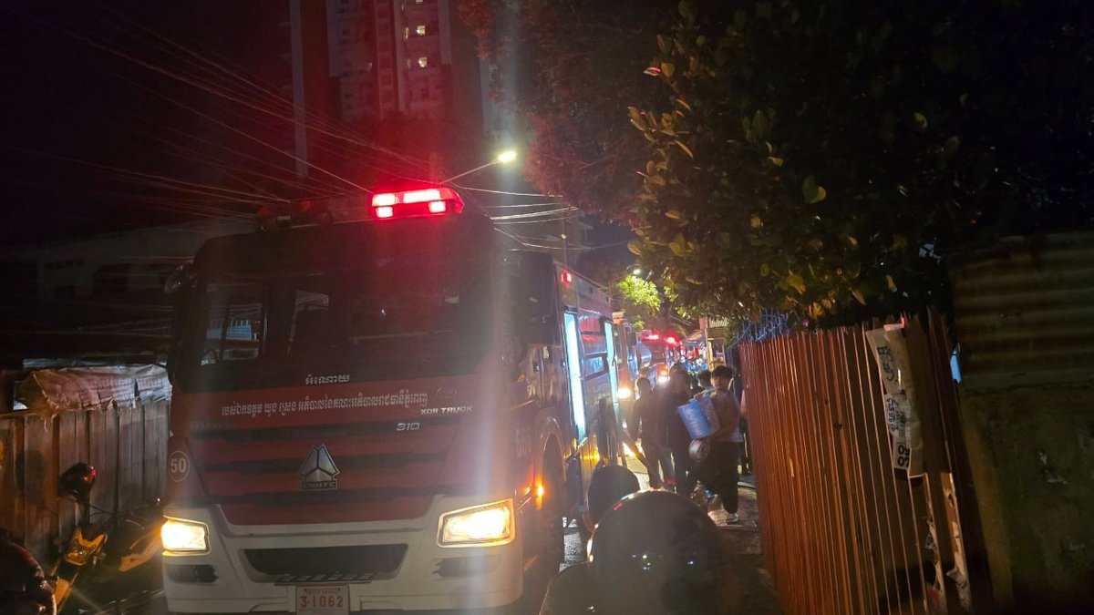 金边水净华区发生民宅火灾 现已扑灭