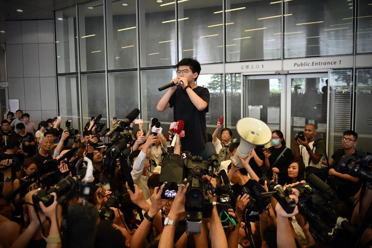 香港民主人士黄之锋因涉国安法面临长期监禁