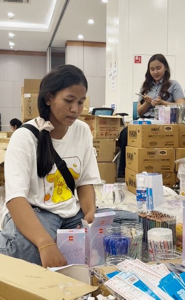 柬埔寨青年联合会组织志愿者包装学习用品,将于9月12-13日
