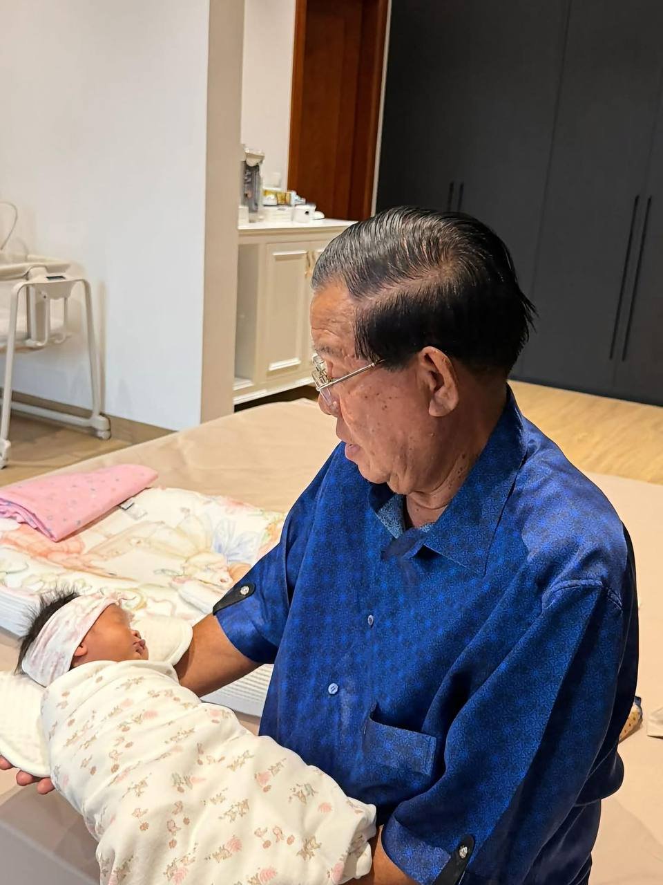 洪森亲王近日分享了其第23位孙女的情况,并提到其孙辈需掌握中
