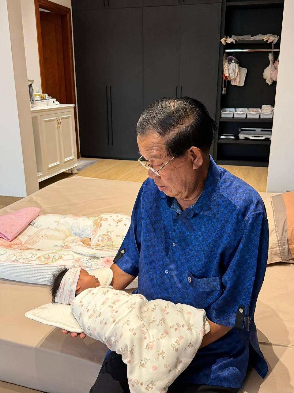 洪森亲王近日分享了其第23位孙女的情况,并提到其孙辈需掌握中