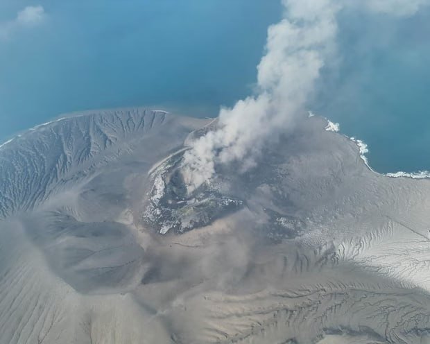 印尼火山灰导致机场关闭 航班受影响