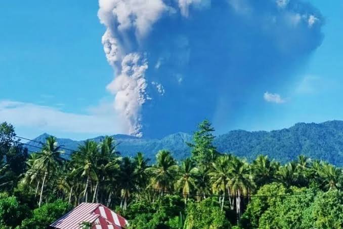 印尼发生火山爆发,目前已有8人失踪,当地相关部门正在进行搜救