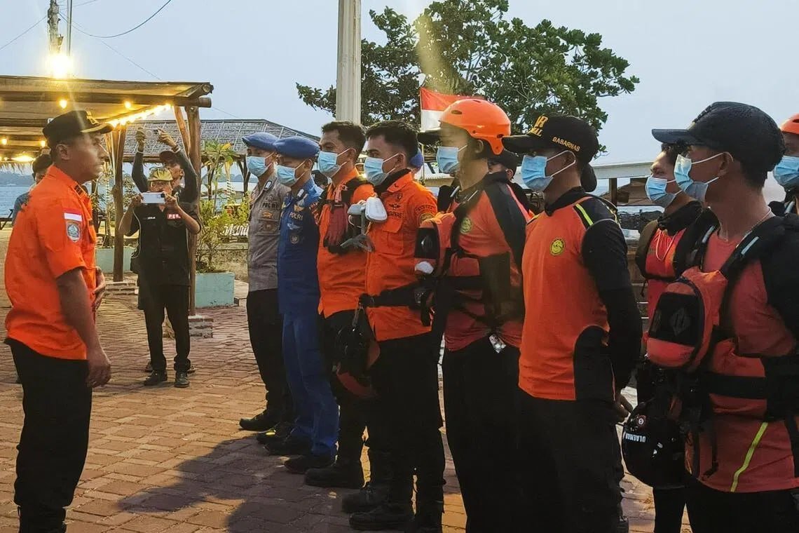 印尼发生火山爆发,目前已有8人失踪,当地相关部门正在进行搜救