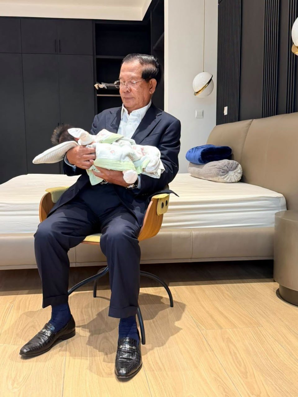 洪森亲王分享家庭生活 提及孙辈教育与退休感悟