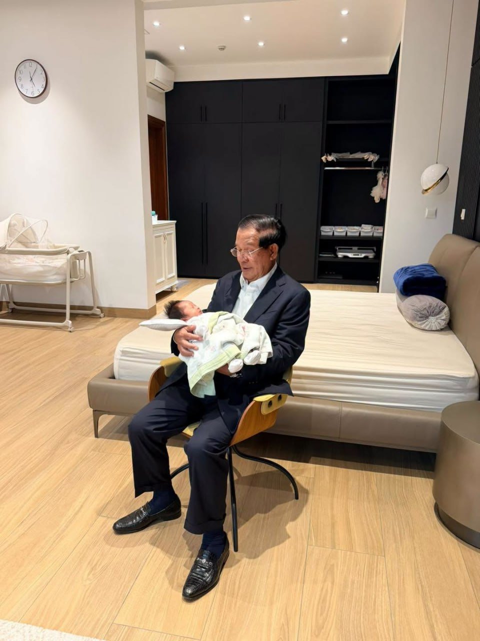洪森亲王分享家庭生活 提及孙辈教育与退休感悟