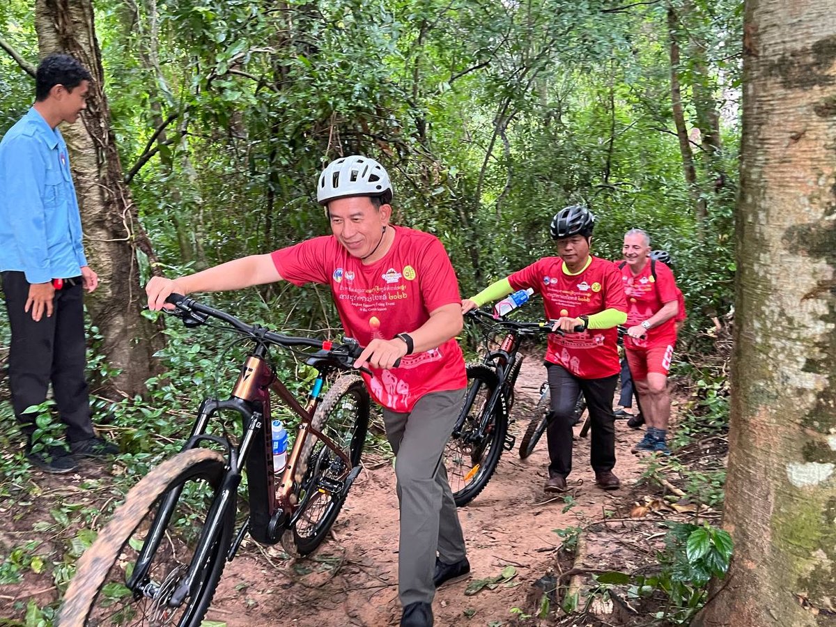 暹粒吴哥景区举办骑行观光活动 结合自然与文化旅游