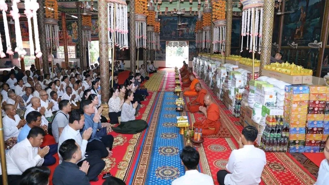 洪玛娜向暹粒省8座寺庙捐赠物资并慰问568户家庭