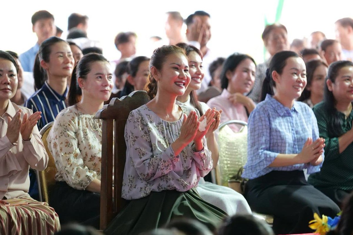 洪玛娜女士慰问艺术团并捐赠物资