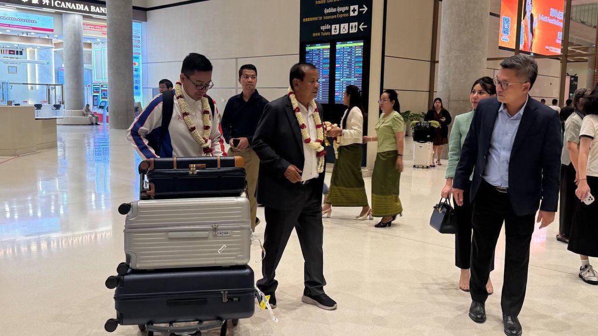 柬埔寨足球队载誉归国 获亚洲赛事铜牌