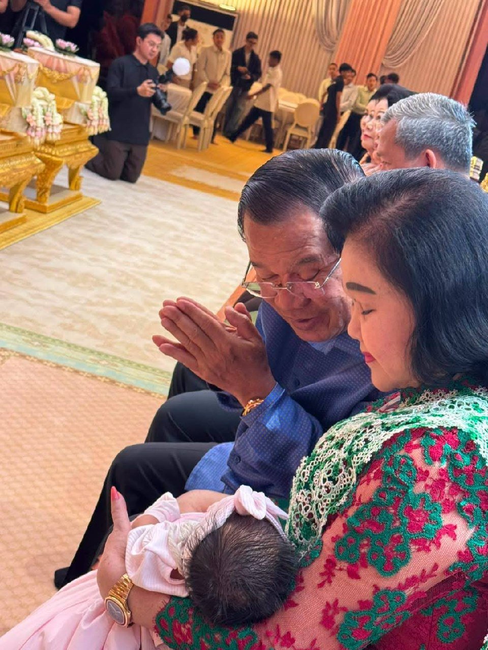 洪森发文庆祝孙女满月并解读名字寓意