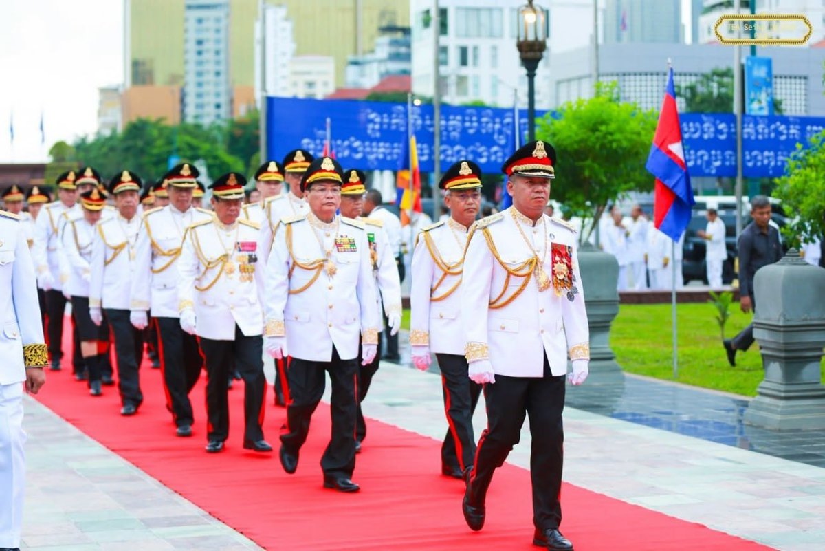 国防部部长狄西哈率领高级军事代表团出席宪法日纪念活动,纪念柬