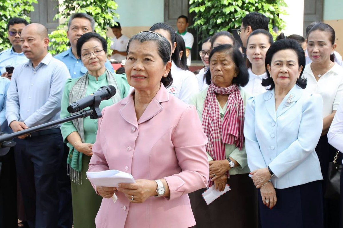 柬埔寨棉森婉对洪玛尼志愿医疗团队表示感谢,该团队近期在柴桢省