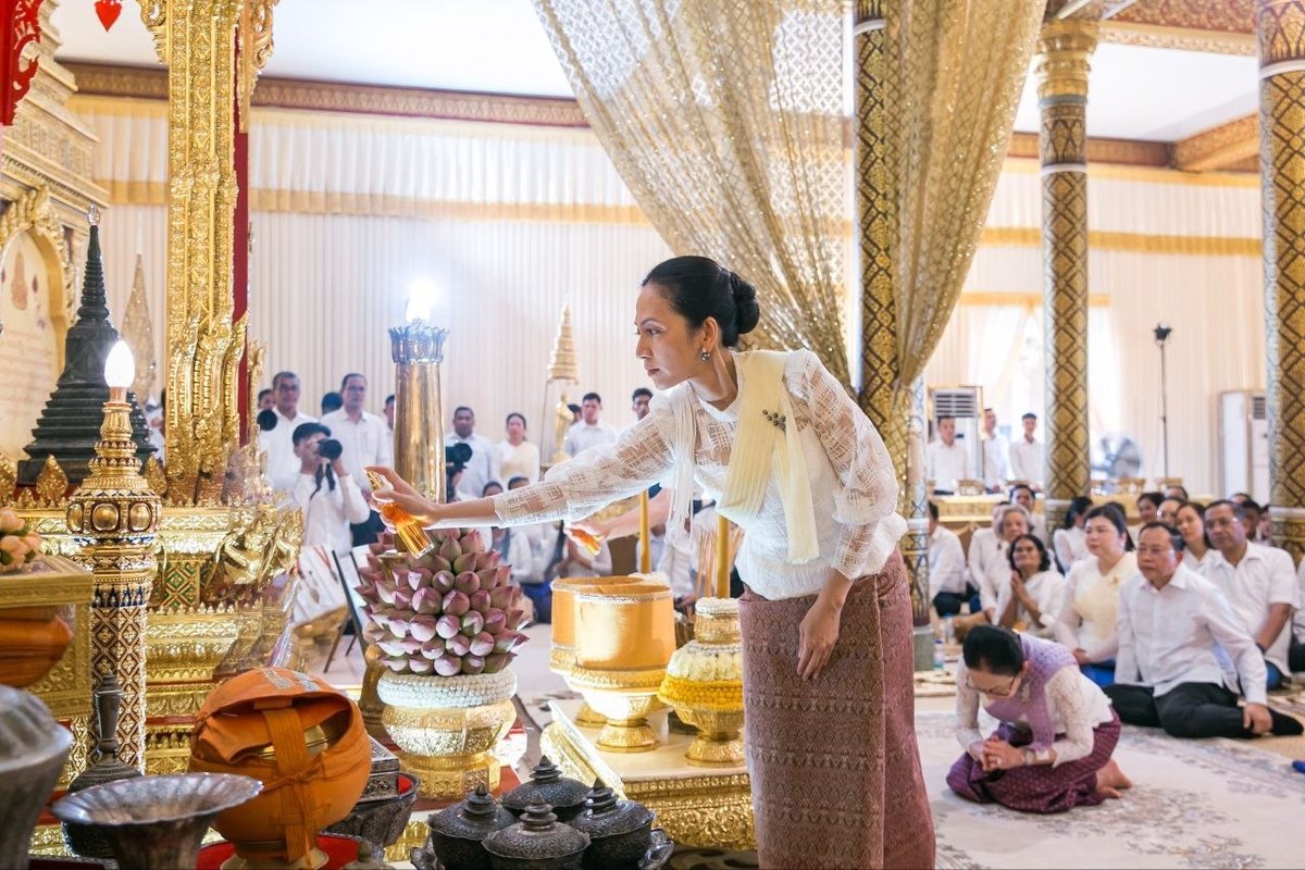 碧占莫妮夫人出席乌那隆寺亡人节祈福仪式