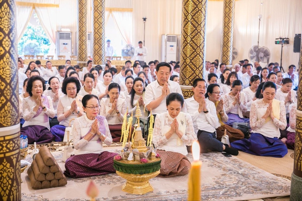 碧占莫妮夫人出席乌那隆寺亡人节祈福仪式