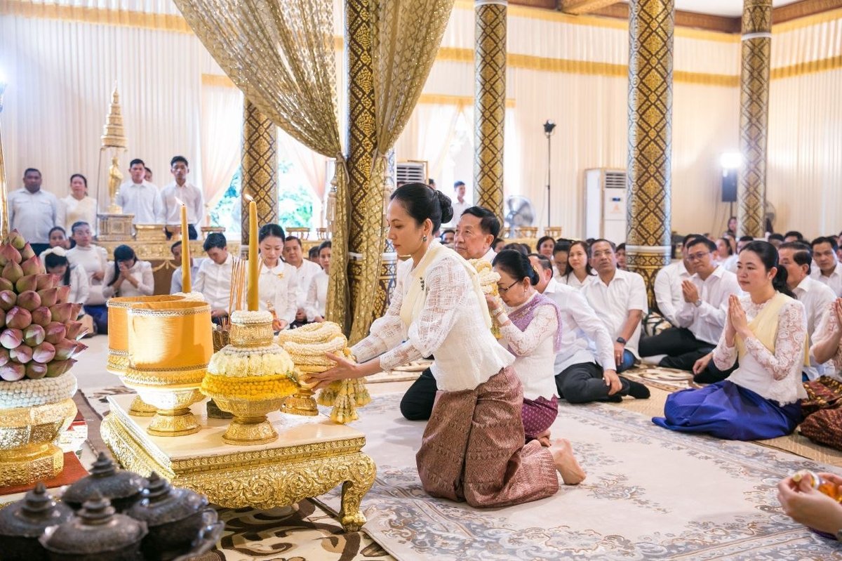 碧占莫妮夫人出席乌那隆寺亡人节祈福仪式