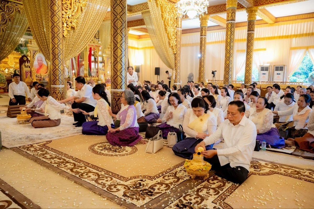 碧占莫妮夫人出席乌那隆寺亡人节祈福仪式