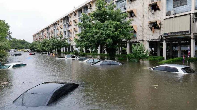 泰国曼谷近期遭遇严重洪灾，当地民众对政府的应对措施表示强烈不
