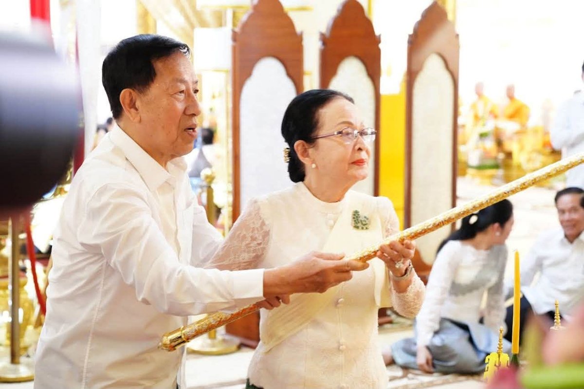 柬埔寨政要出席亡人节第四轮祭祀活动,在乌那隆寺进行祈福
