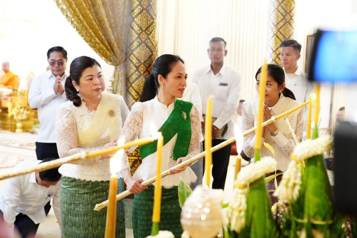 柬埔寨政要出席亡人节第四轮祭祀活动,在乌那隆寺进行祈福