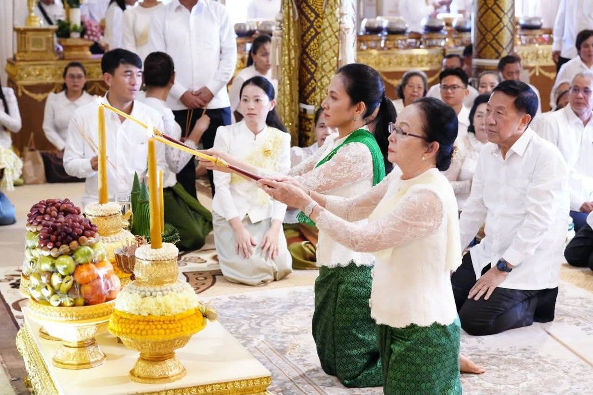 柬埔寨政要出席亡人节第四轮祭祀活动,在乌那隆寺进行祈福