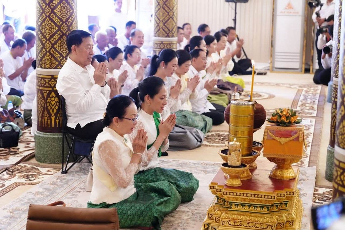 柬埔寨政要出席亡人节第四轮祭祀活动,在乌那隆寺进行祈福