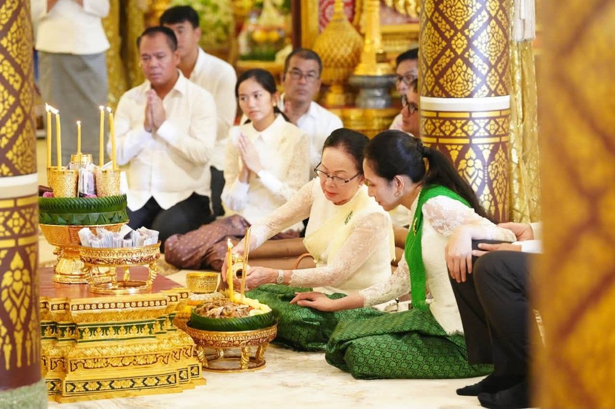 柬埔寨政要出席亡人节第四轮祭祀活动,在乌那隆寺进行祈福