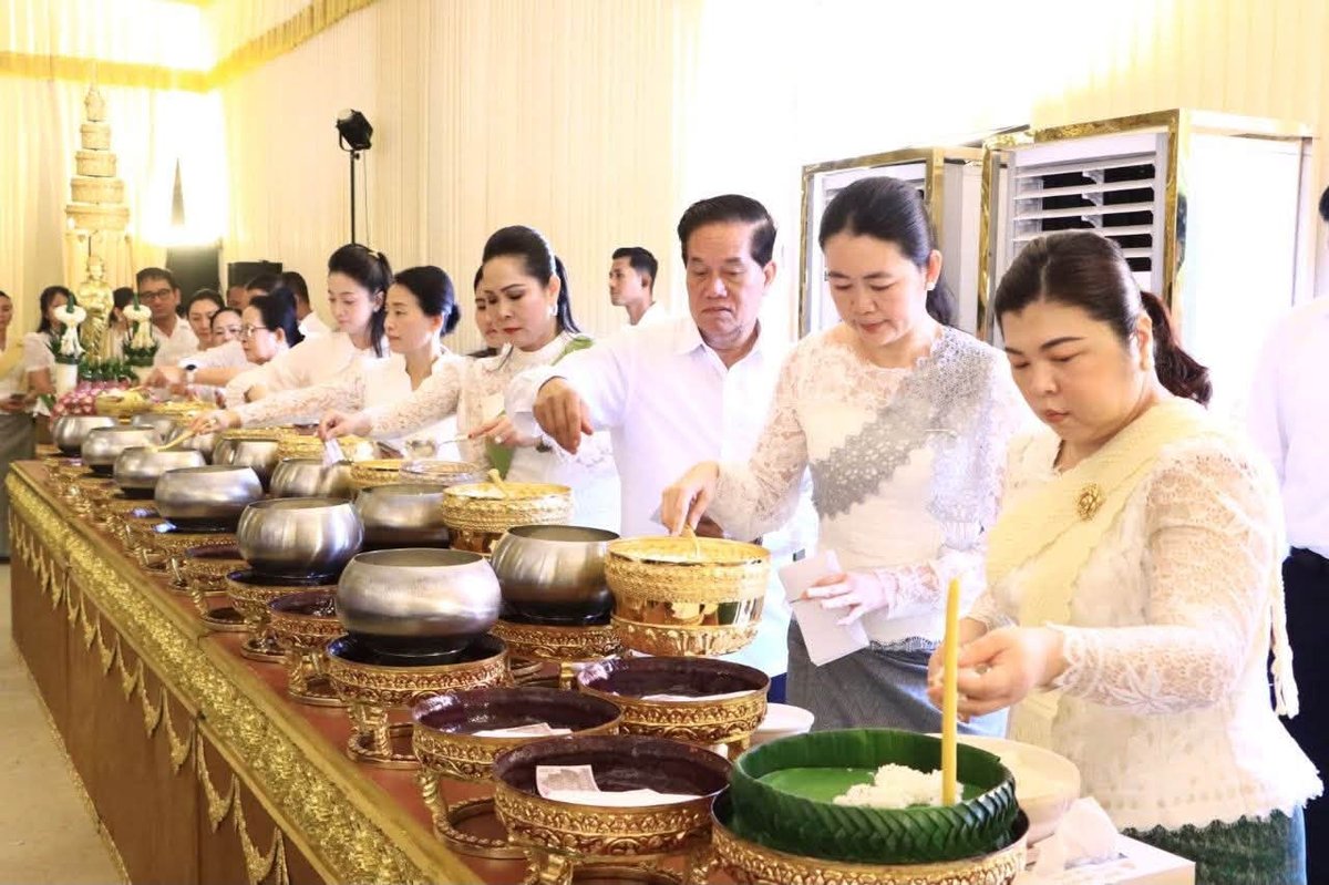 柬埔寨政要出席亡人节第四轮祭祀活动,在乌那隆寺进行祈福