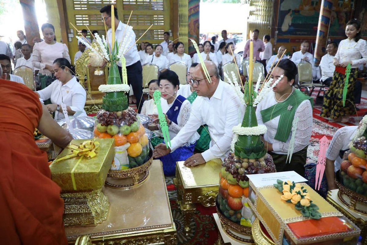 柬埔寨举行亡人节第四天布施活动 缅怀先烈