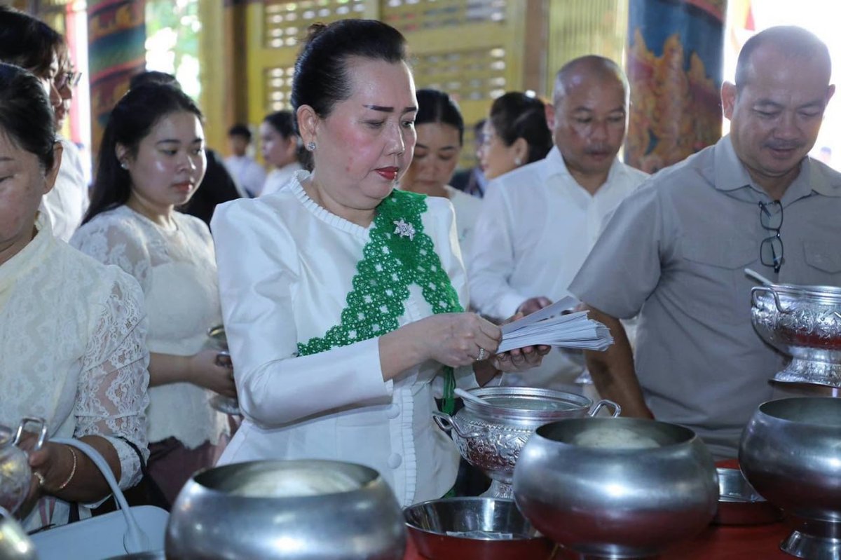 柬埔寨举行亡人节第四天布施活动 缅怀先烈