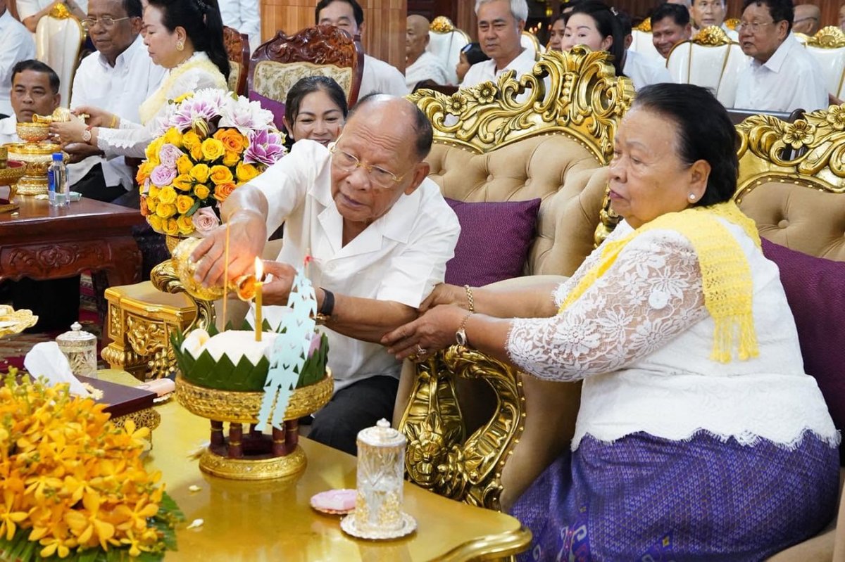 韩桑林及夫人出席了在Kropou Ha寺庙举行的第四轮亡人节