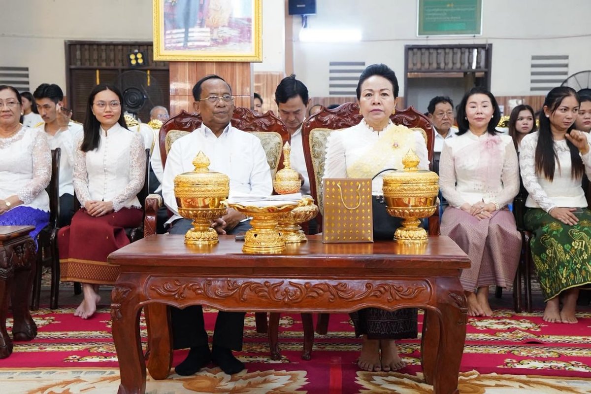 韩桑林及夫人出席了在Kropou Ha寺庙举行的第四轮亡人节