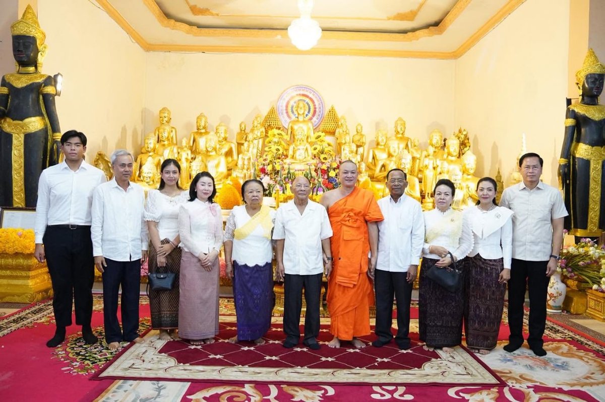 韩桑林及夫人出席了在Kropou Ha寺庙举行的第四轮亡人节
