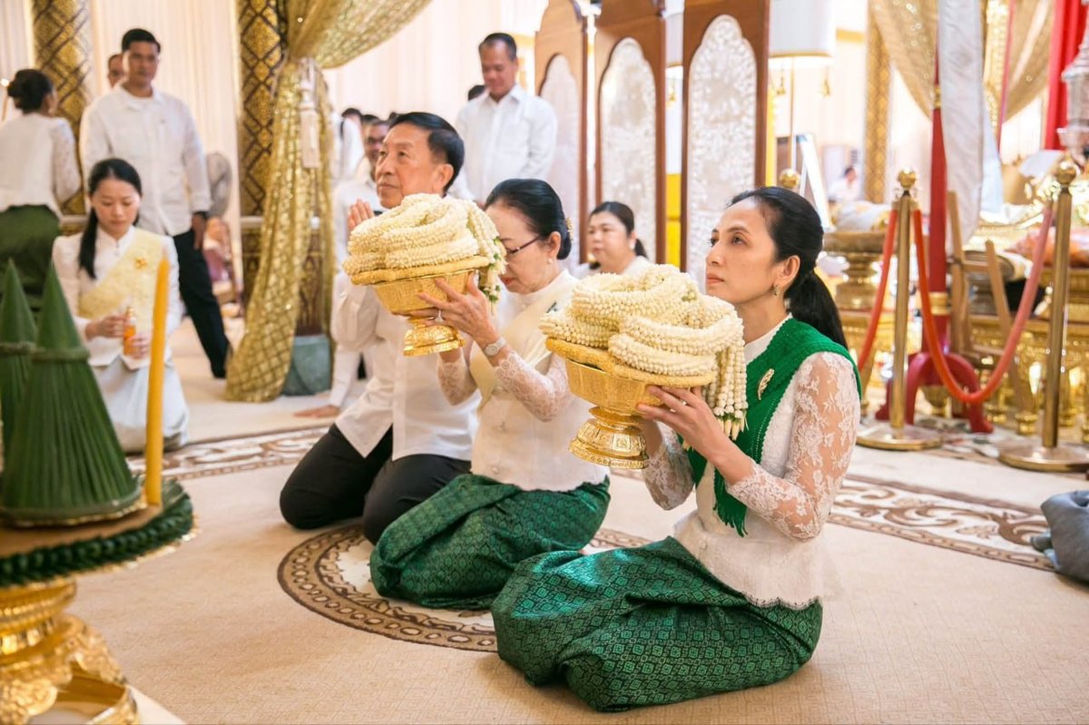柬埔寨政要于今日在乌那隆寺参加亡人节第四天祈福活动,并向民众