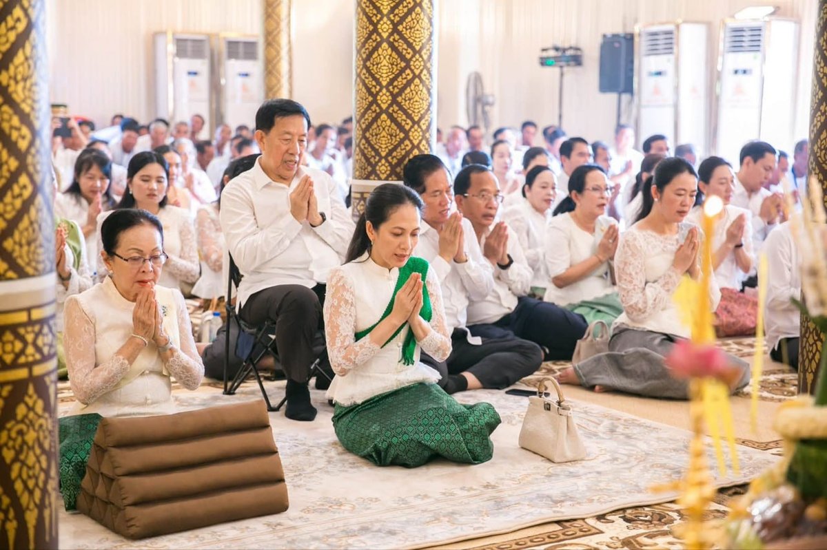 柬埔寨政要于今日在乌那隆寺参加亡人节第四天祈福活动,并向民众
