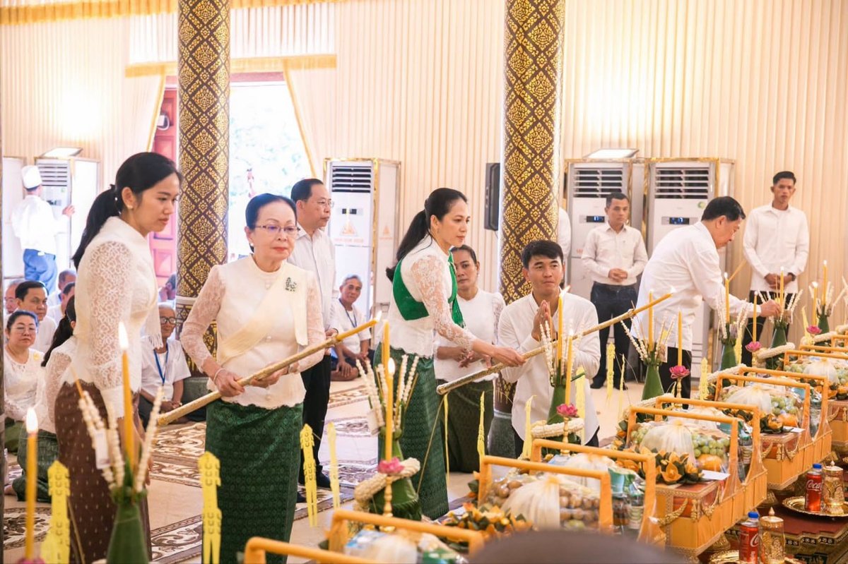 柬埔寨政要于今日在乌那隆寺参加亡人节第四天祈福活动,并向民众
