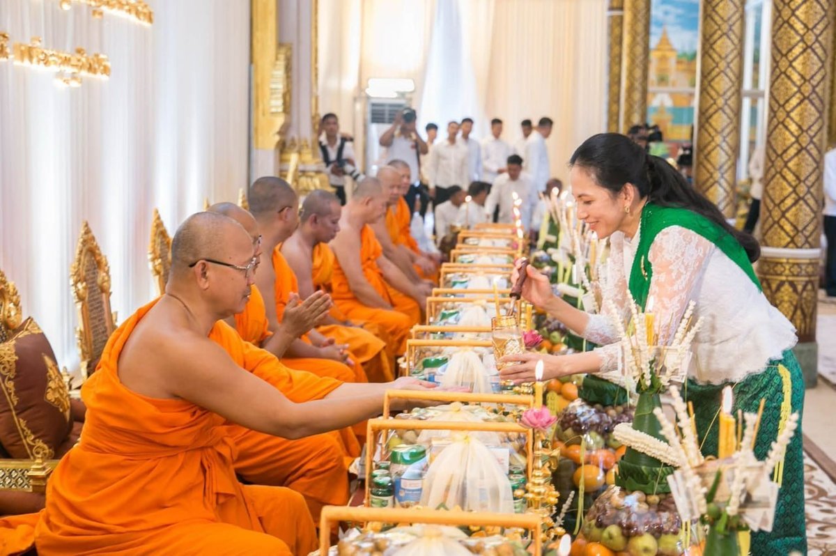 柬埔寨欢度亡人节 ពេជ ចន្ទមុន្នី 呼吁民众出行