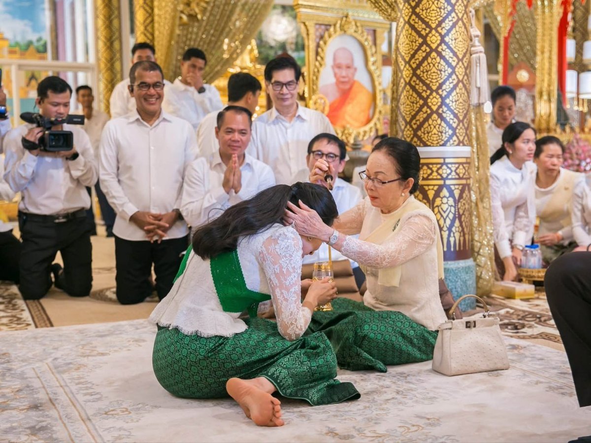 柬埔寨欢度亡人节 ពេជ ចន្ទមុន្នី 呼吁民众出行