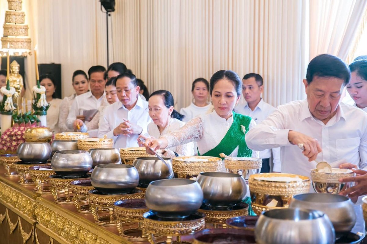 柬埔寨欢度亡人节 ពេជ ចន្ទមុន្នី 呼吁民众出行