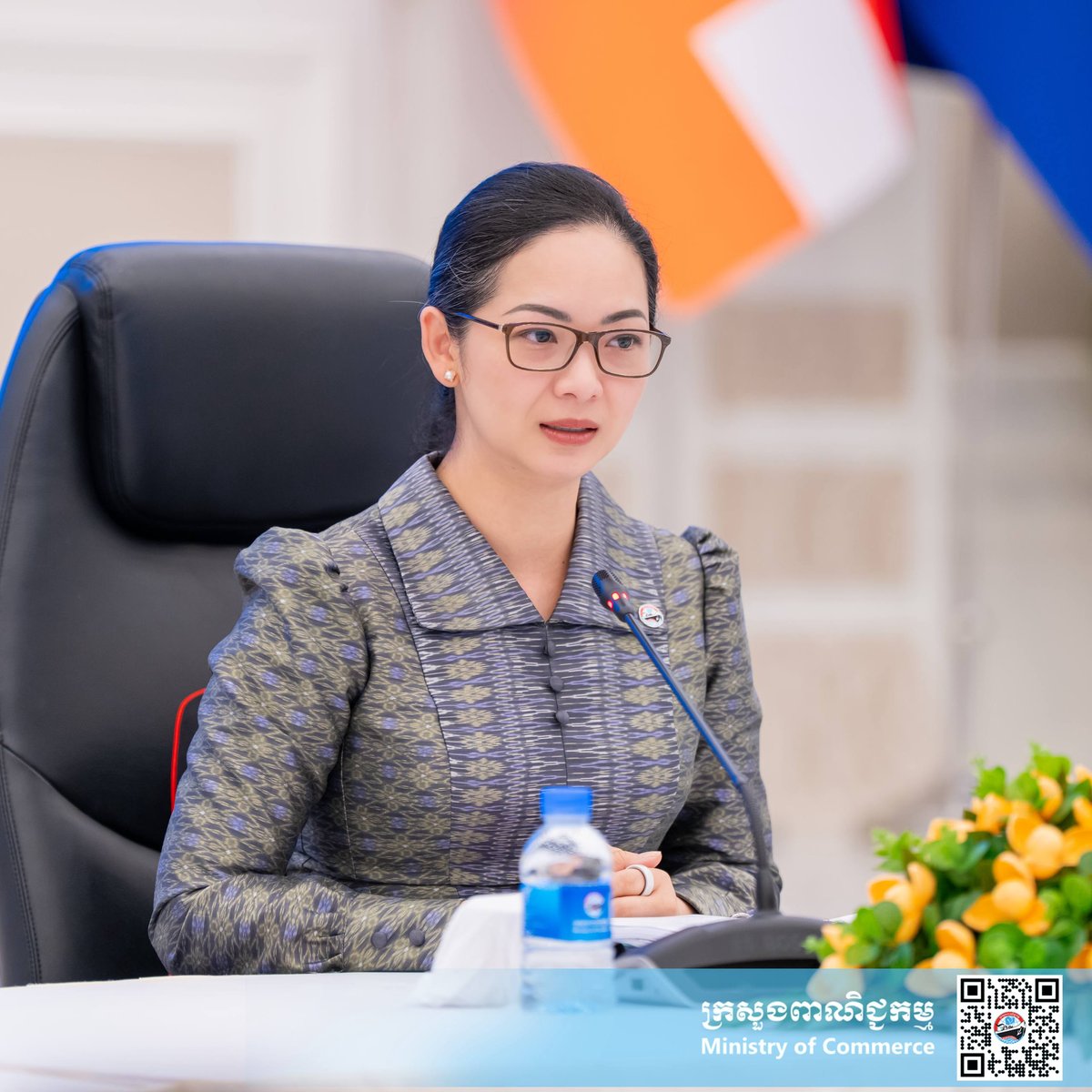 柬埔寨商务部部长占尼莫主持召开周例会,与各部门负责人及消费者