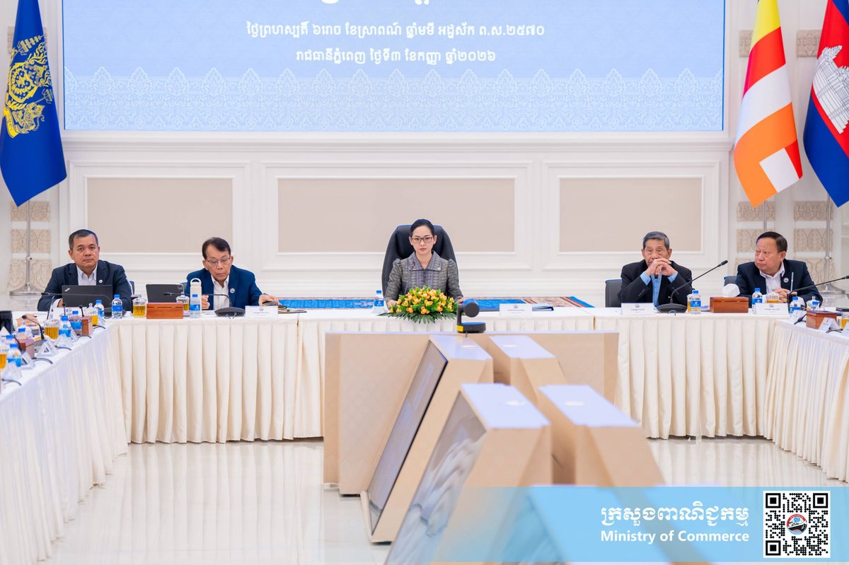 柬埔寨商务部部长占尼莫主持召开周例会,与各部门负责人及消费者