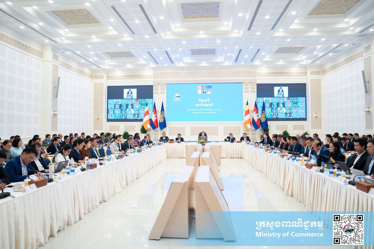 柬埔寨商务部部长占尼莫主持召开周例会,与各部门负责人及消费者