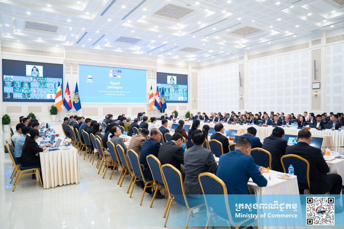 柬埔寨商务部部长占尼莫主持召开周例会,与各部门负责人及消费者