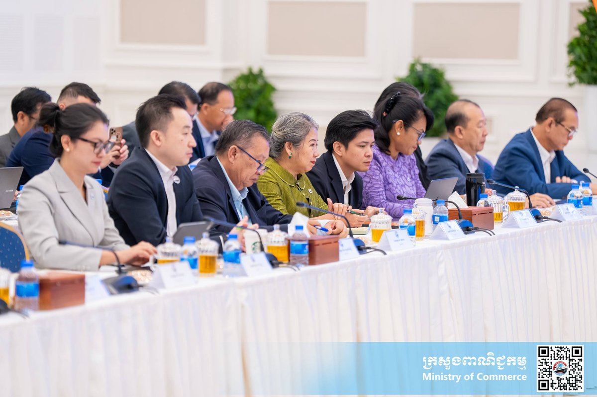 柬埔寨商务部部长占尼莫主持召开周例会,与各部门负责人及消费者