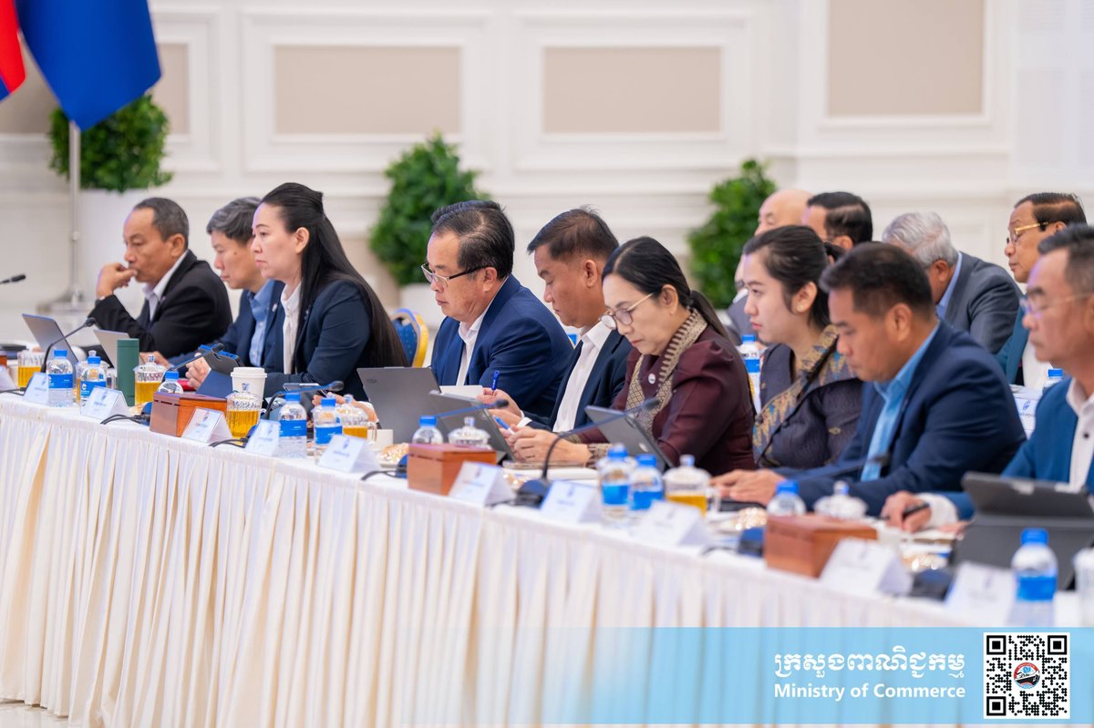 柬埔寨商务部部长占尼莫主持召开周例会,与各部门负责人及消费者