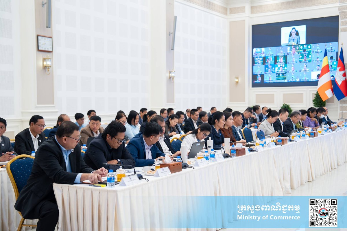 柬埔寨商务部部长占尼莫主持召开周例会,与各部门负责人及消费者