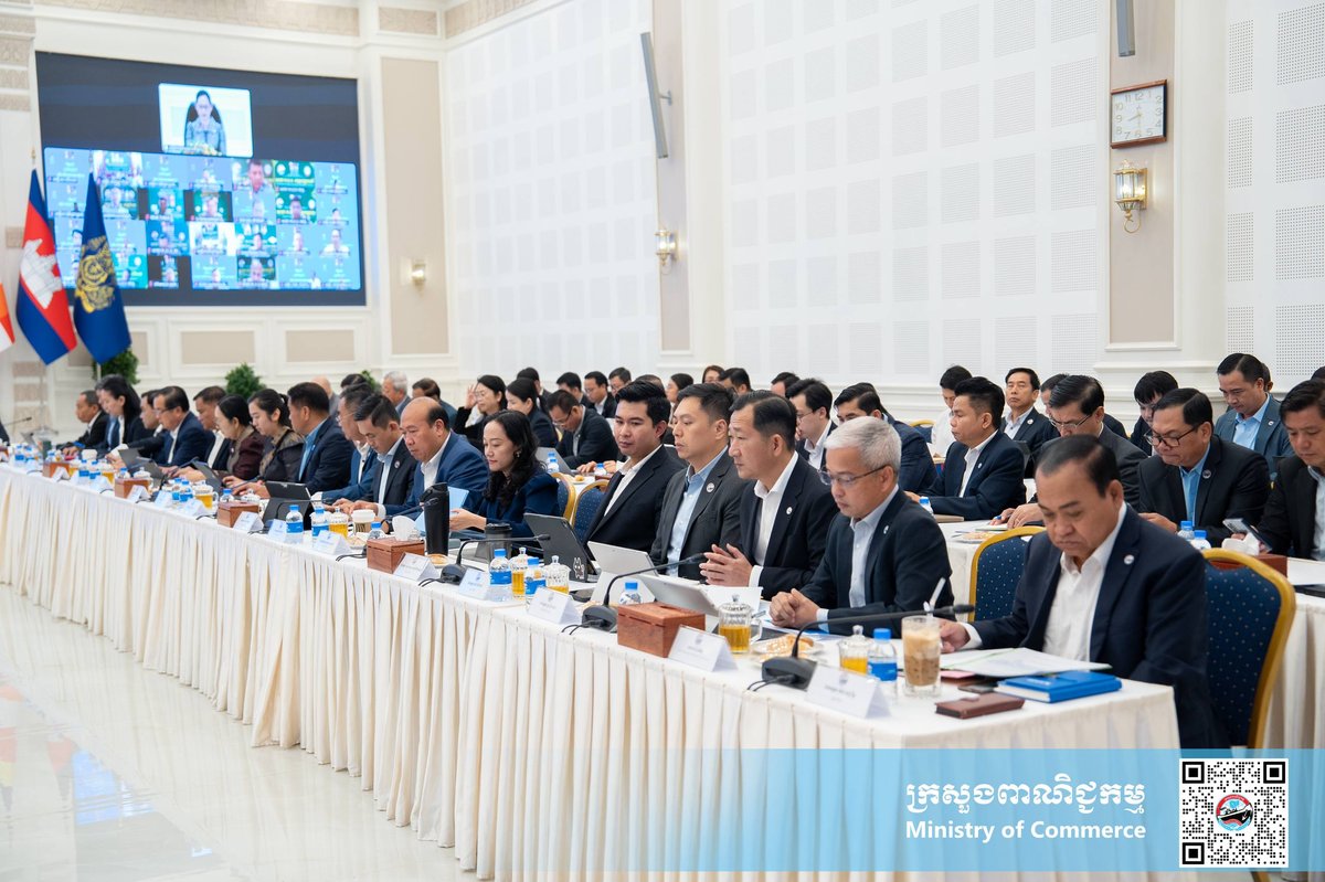 柬埔寨商务部部长占尼莫主持召开周例会,与各部门负责人及消费者