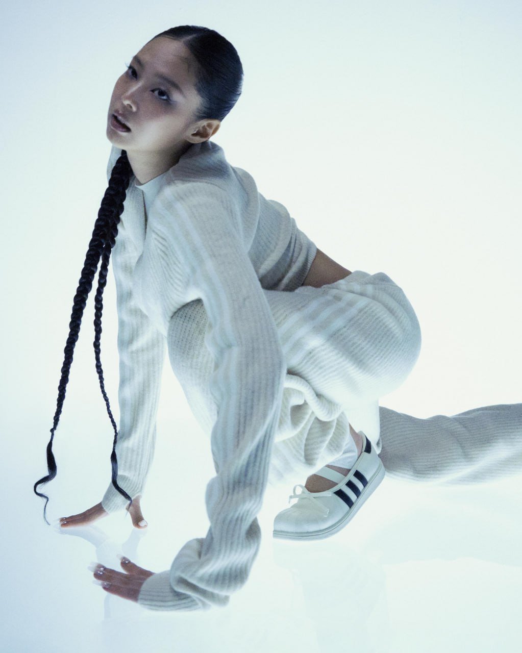 Adidas与Jennie联名款Superstar发布
