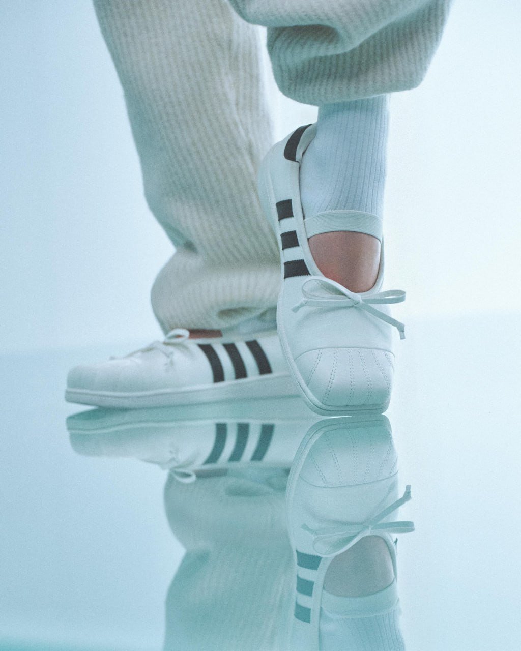 Adidas与Jennie联名款Superstar发布