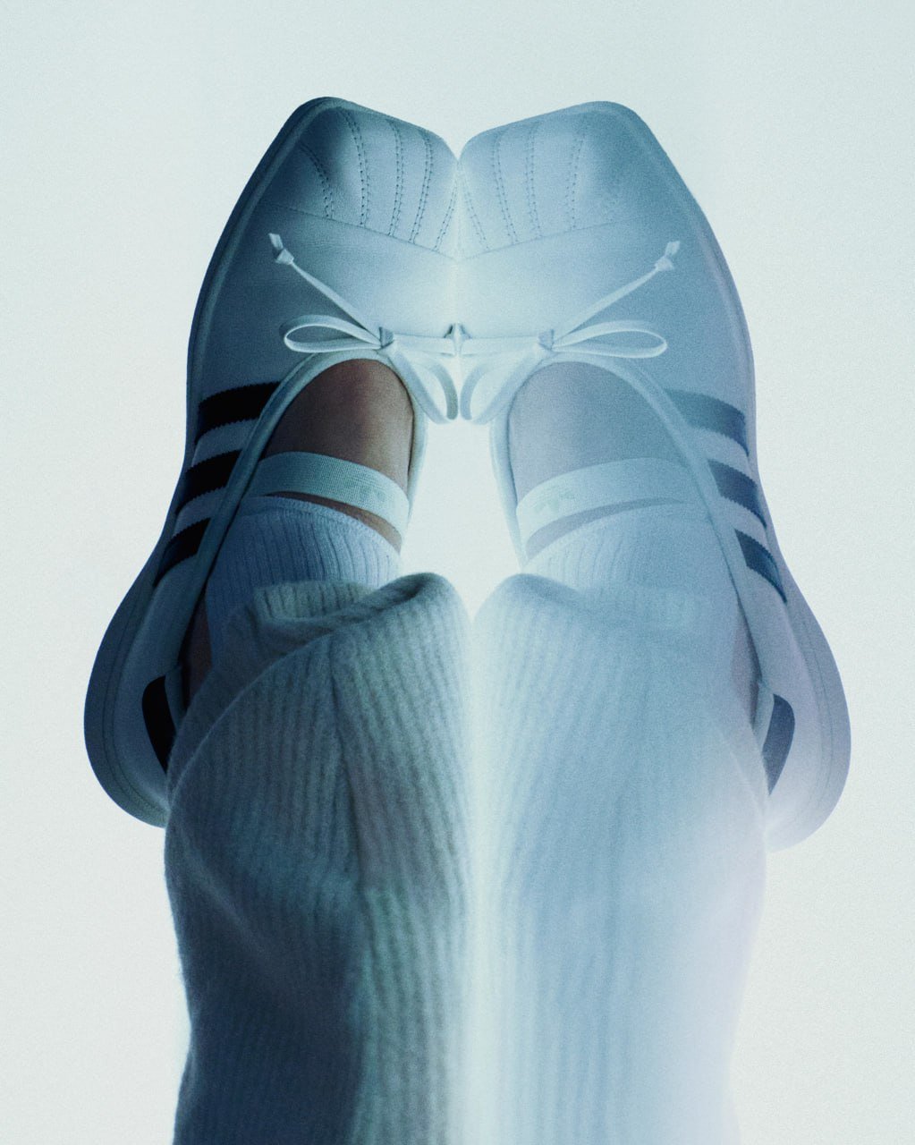 Adidas与Jennie联名款Superstar发布